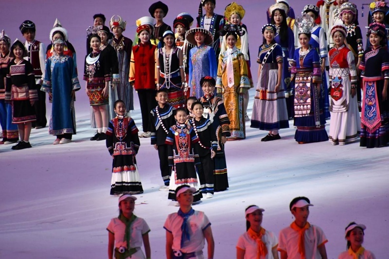 吉好有果在成都大运会开幕式的舞台上，再次唱起那首熟悉的歌曲《国旗国旗真美丽》。王洪江摄