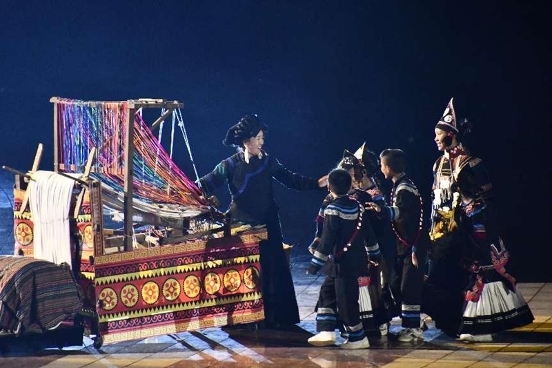 吉好有果在第8届凉山彝族火把节开幕式上表演。王洪江摄