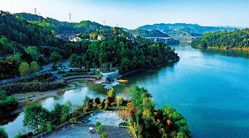 践行“绿水青山就是金山银山”理念，建设“天蓝地绿水清”美丽家园。宣汉县委宣传部供图