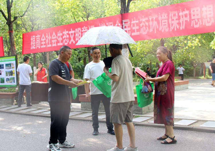 工作人员向市民发送宣传资料。张文良摄