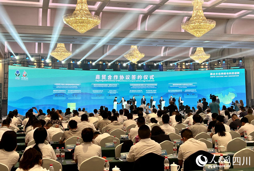 商贸合作协议签约仪式。人民网 彭茜摄