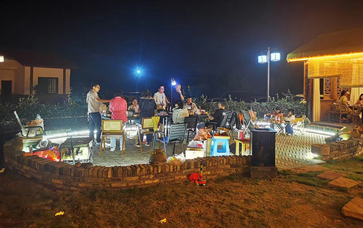 游客在年俗村聚会。绵竹市融媒体中心供图