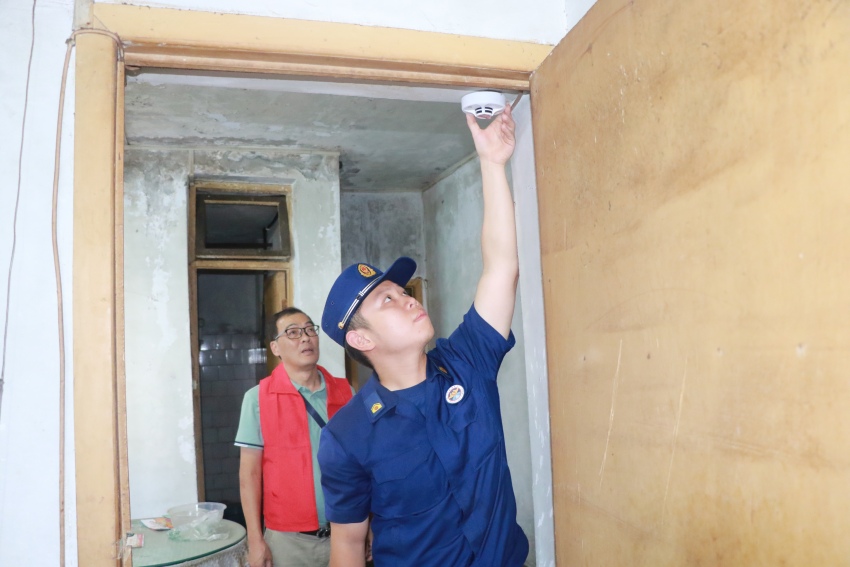 消防部門為獨居老人免費安裝煙感報警器。宜賓市消防救援支隊供圖