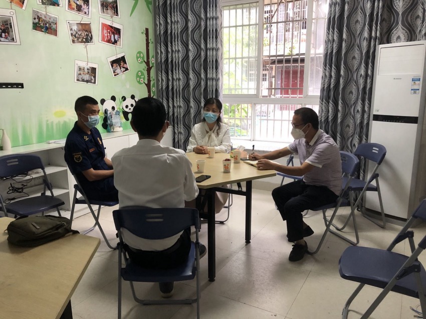 消防部門與社區工作人員協商消防安全工作。宜賓市消防救援支隊供圖