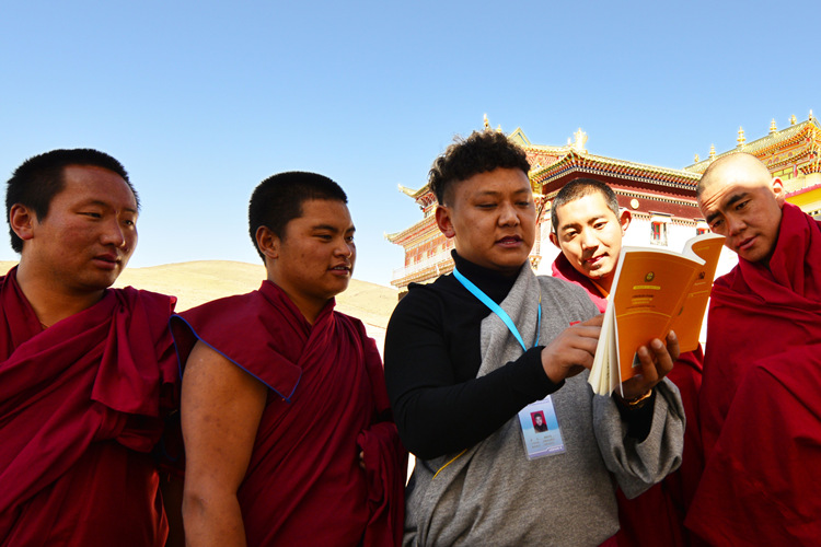 藏漢雙語宣講人員為僧人講解法律知識。阿壩州委宣傳部供圖