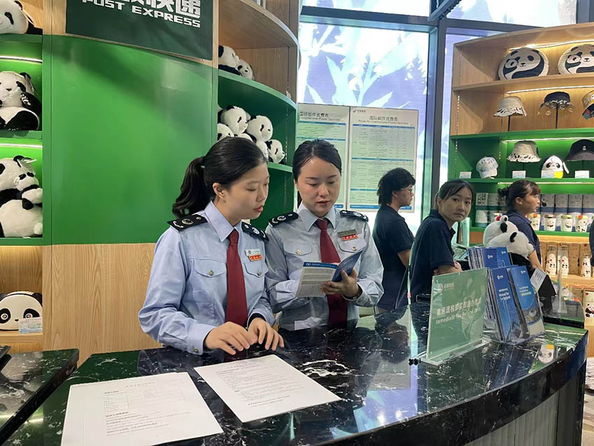税务部门在赛场附近设立的便民窗口。成都市税务局供图