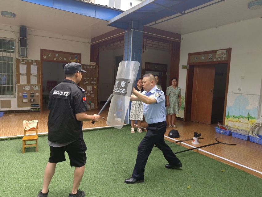 石板滩派出所对校园安保力量开展防暴培训。新都公安供图