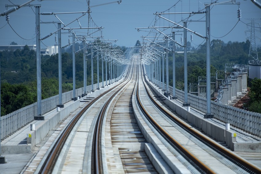 成宜高铁设计时速350公里，开通后，成都至自贡只需40分钟左右。成兰铁路供图