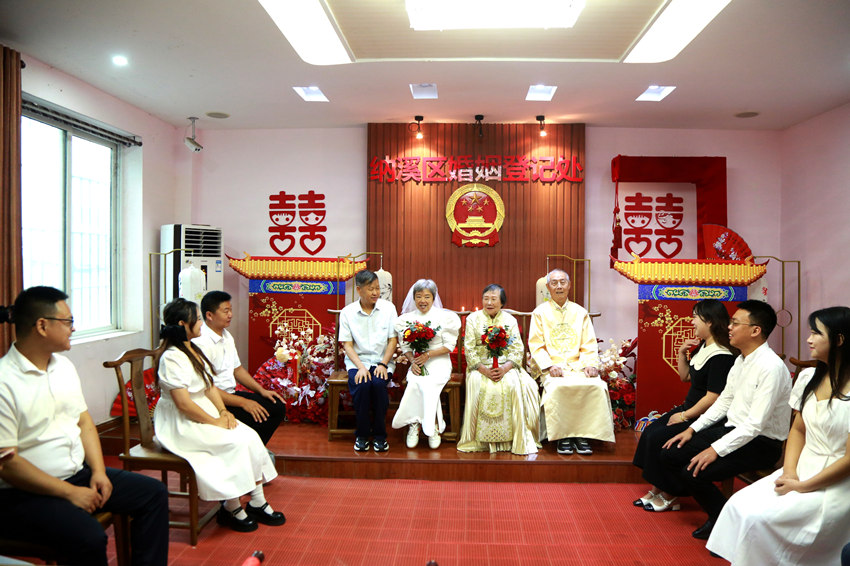 集中颁证观摩活动现场。泸州市纳溪区民政局供图