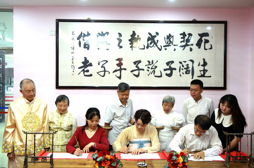 集中颁证观摩活动现场。泸州市纳溪区民政局供图