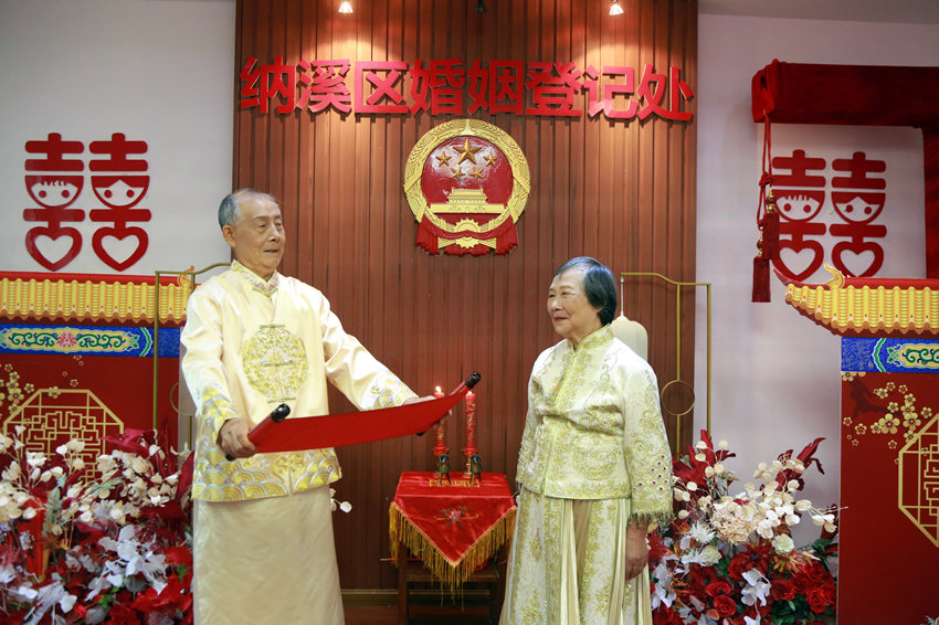 钻石婚夫妇深情告白。泸州市纳溪区民政局供图