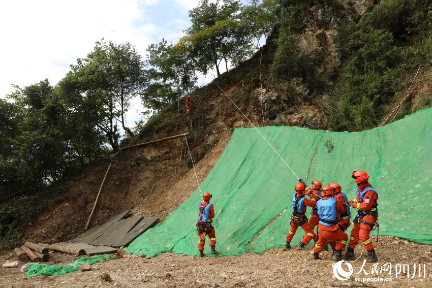 逢山开路、断崖架桥，是四川森林消防员在川西高原高山扑救森林火灾中为了节省时间探索出的“土法子”。曾鹏摄