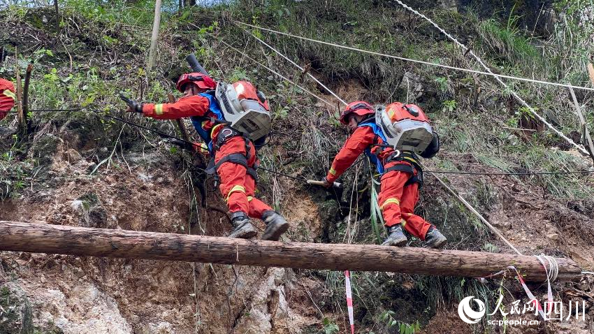 架好的吊桥帮助森林消防员成功通过断崖，快速接近火场。姚强强摄