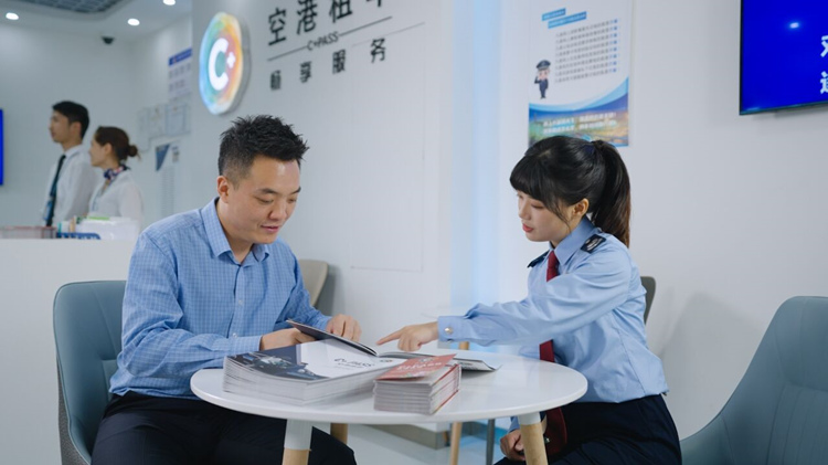 税务干部到企业进行专业辅导。成都市税务局供图