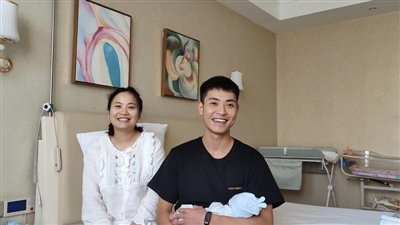 陈明敏和妻子李露以及他们刚出生的小宝贝