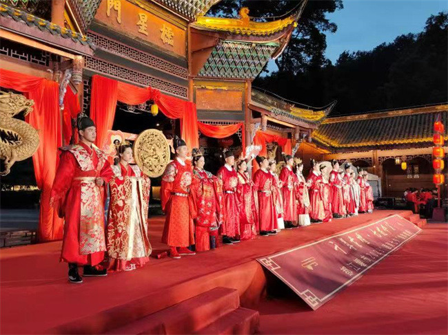 “千年古堰·七遇今宵”2023年“国潮七夕”集体婚典活动现场。主办方供图