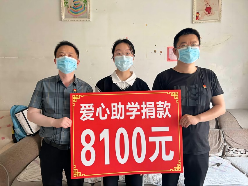 2022年曾好（中）获得隆昌市局（分公司）职工自主筹集的爱心助学款。范航瑞供图