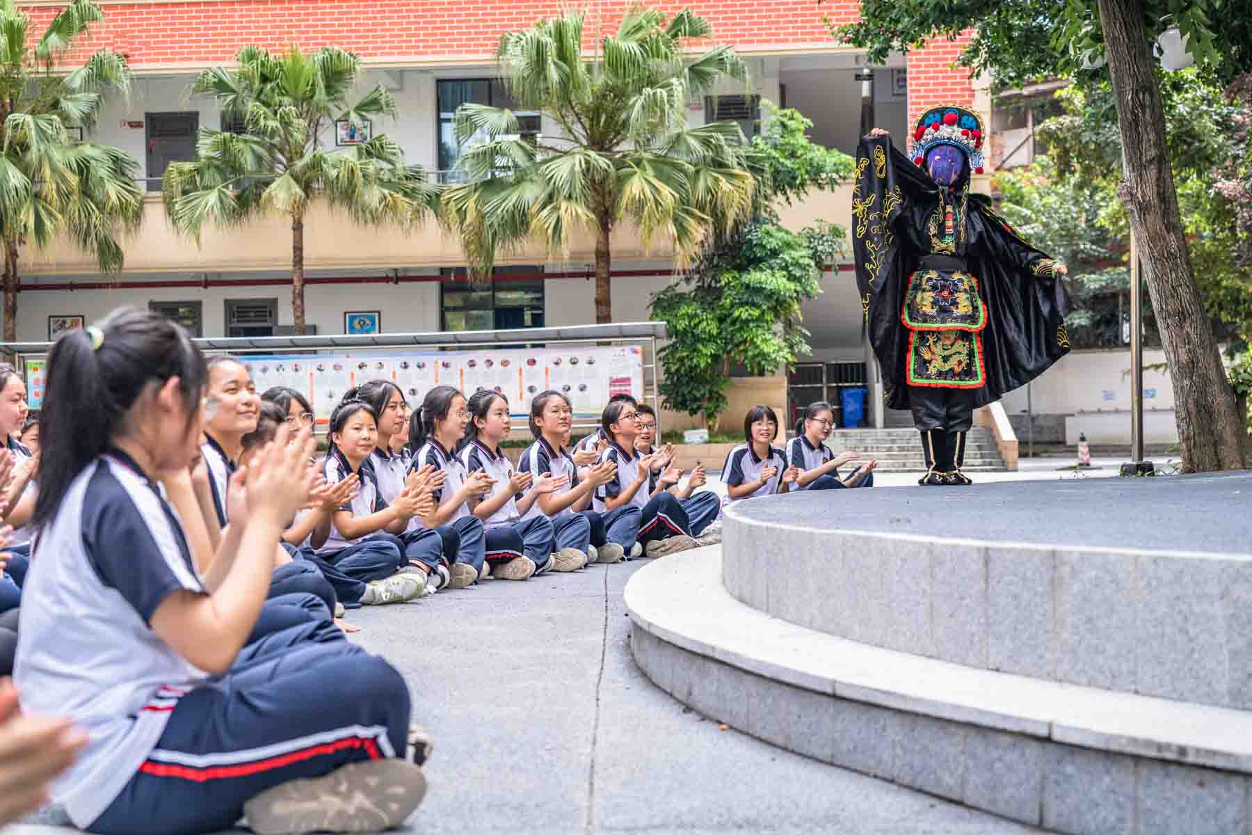 眉山市彭山区第三中学同学在“开学第一课”上表演川剧变脸。翁光建摄