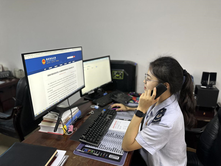 税务干部与企业相关人员进行电话沟通。攀枝花市税务局供图