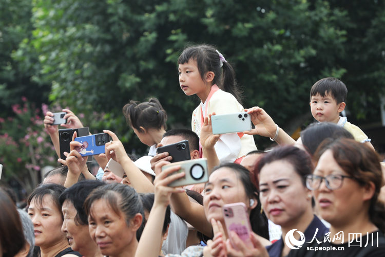 观看活动的市民。人民网记者 王波摄