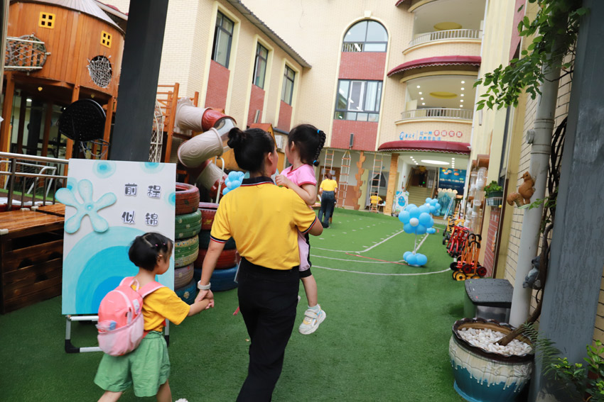 左牽右抱護周全。園方供圖