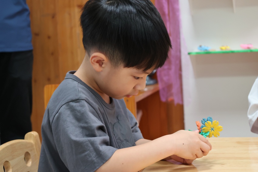 孩子正在玩玩具。学校供图