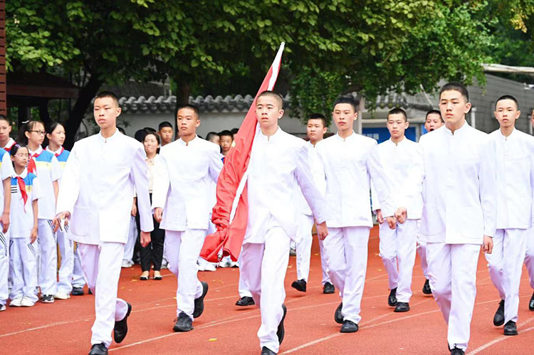 举行升旗仪式。青羊区教育局供图