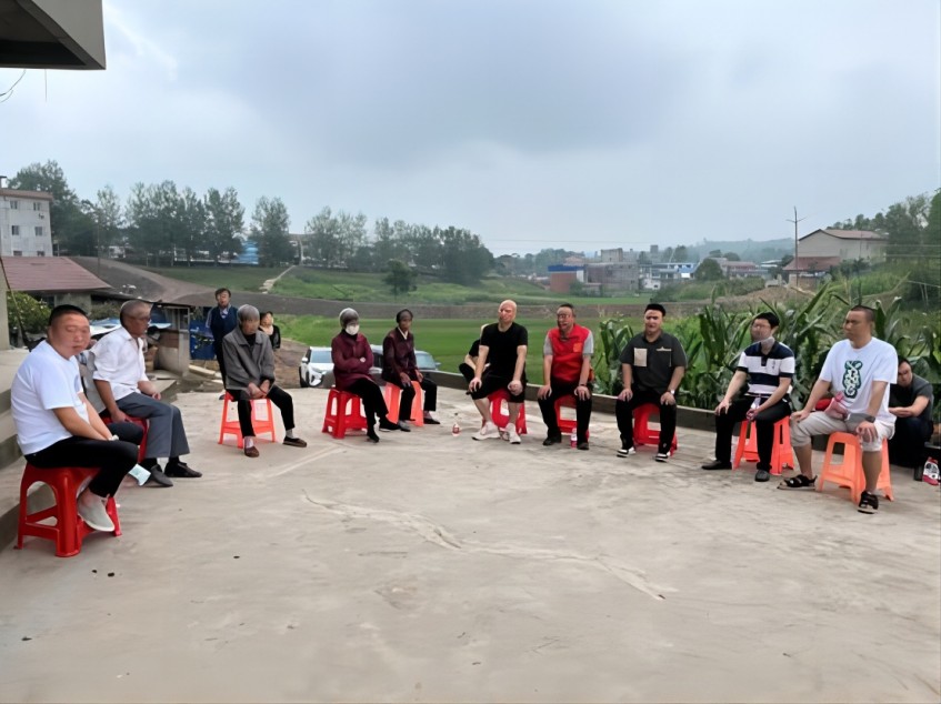 资中县局（分公司）志愿者们与村两委一起召开院坝会。谢娇供图