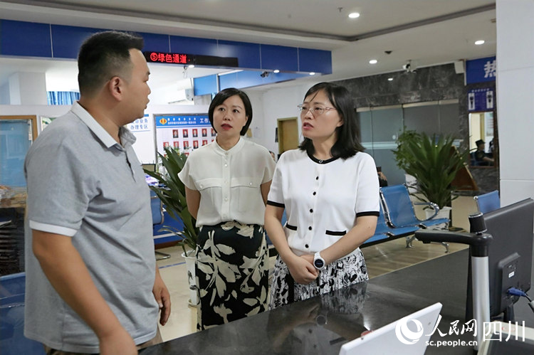 达州市税务局党委书记、局长卓玉梅在办税服务厅随机询问现场办税的小微企业和个体工商户税费优惠政策的享受情况和办税体验。杨述伟摄