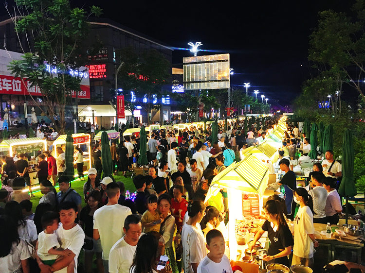 西昌美食节活动现场。凉山州税务局供图