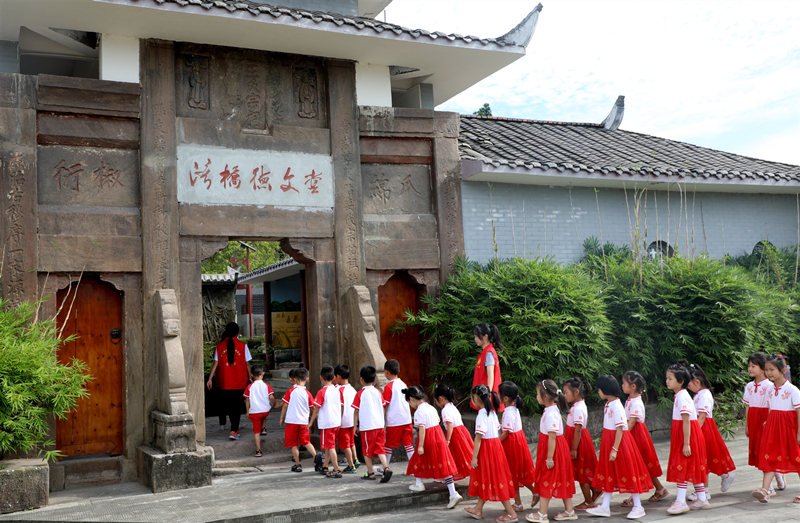 “启蒙第一课·乡风促成长”研学活动走进德文堂。宣汉县委县宣传部供图