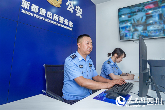 民警在警务站内开展工作。陈智豪摄