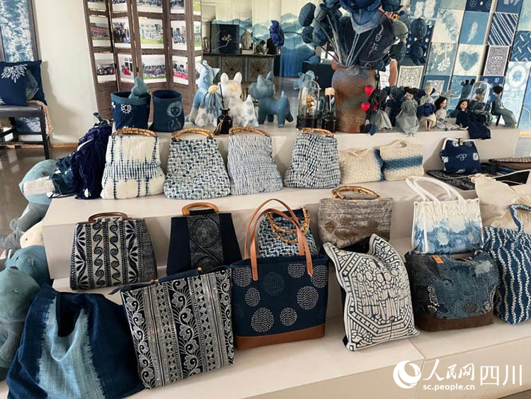 染云山房扎染产品。张芷菡摄