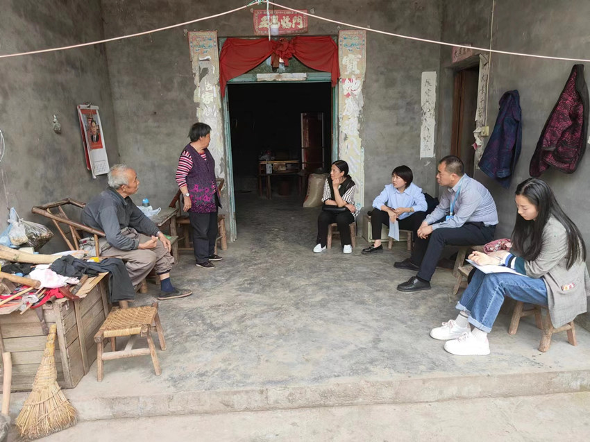 成都东部新区巡察干部向群众收集意见建议。成都东部新区供图