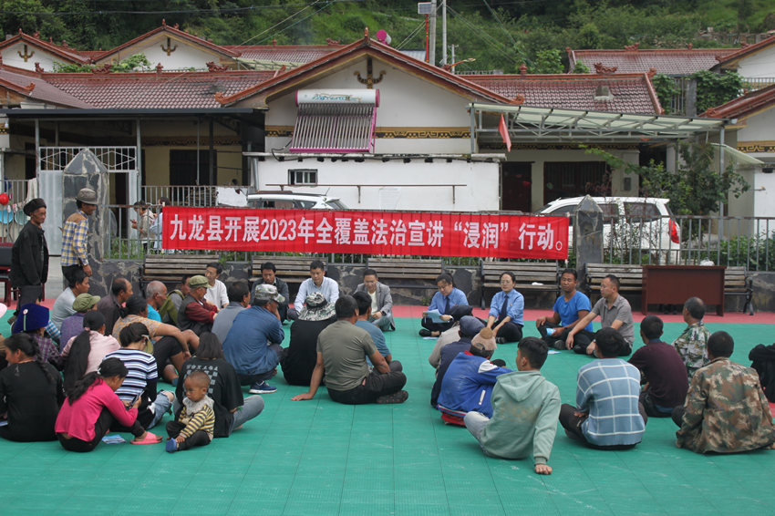 “浸潤 ”法治宣傳現場。甘孜州人民檢察院供圖