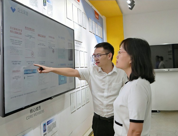 达州市税务局党委书记、局长卓玉梅带队走访企业。达州市税务局供图