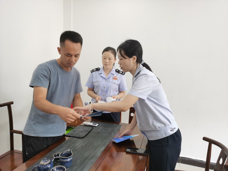 税务人员走进辖区内退役军人创业就业企业，为退伍军人进行优惠政策讲解。达州市税务局供图