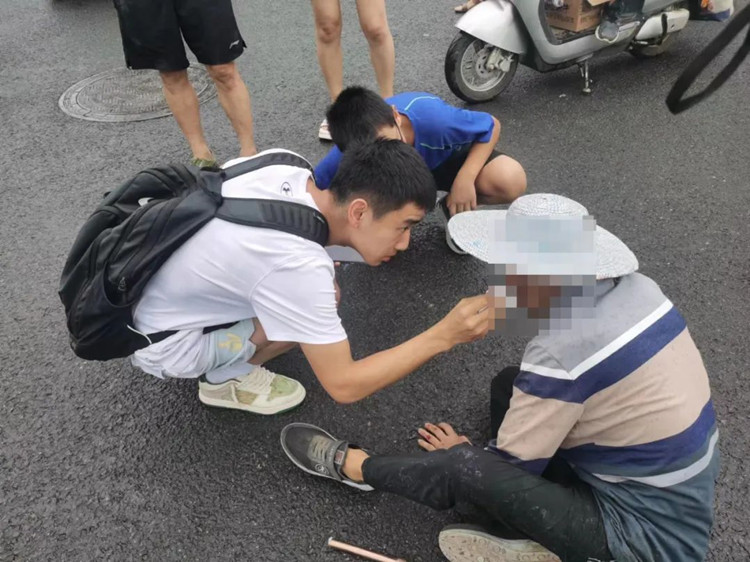 丁丽超用纸巾轻轻给老人擦拭脸上的血迹。天府新区融媒体中心供图