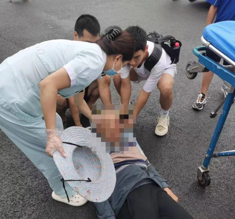 丁丽超与医护人员一起将老人抬上担架。天府新区融媒体中心供图