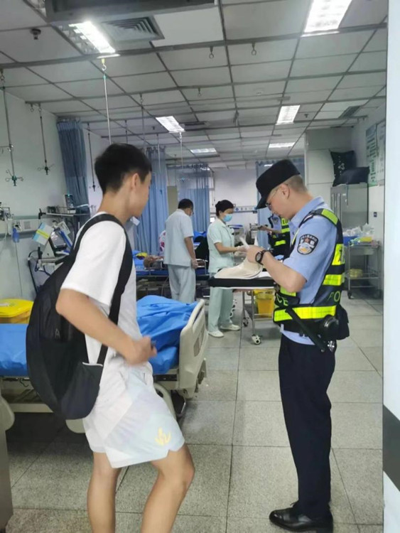 民警在医院向丁丽超了解当时事发情况。天府新区融媒体中心供图