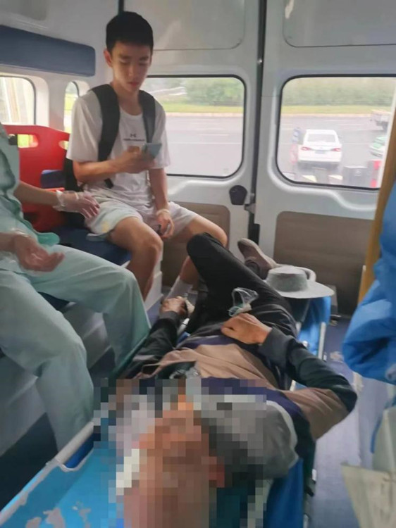 丁麗超陪著老人上了救護車。天府新區融媒體中心供圖