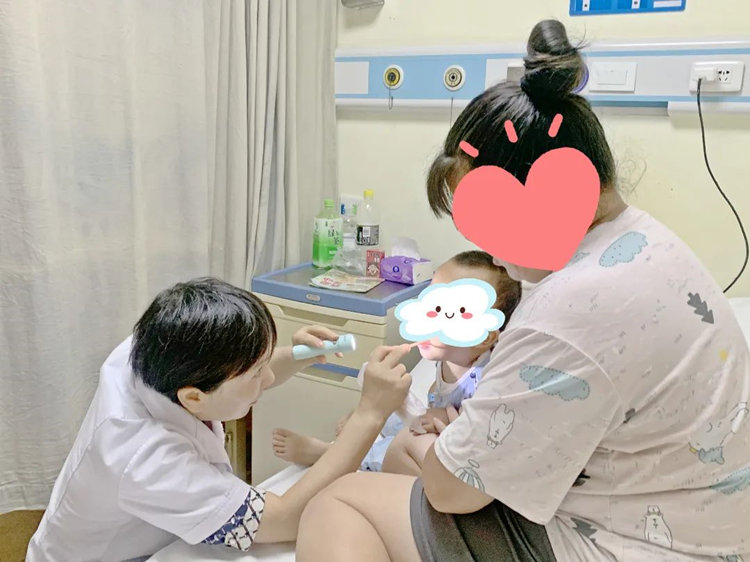 给孩子检查。成都仁品供图