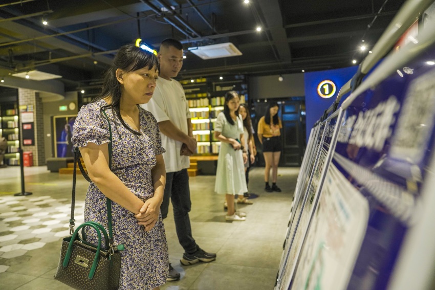 观影代表参观反诈宣传展板。新都公安供图