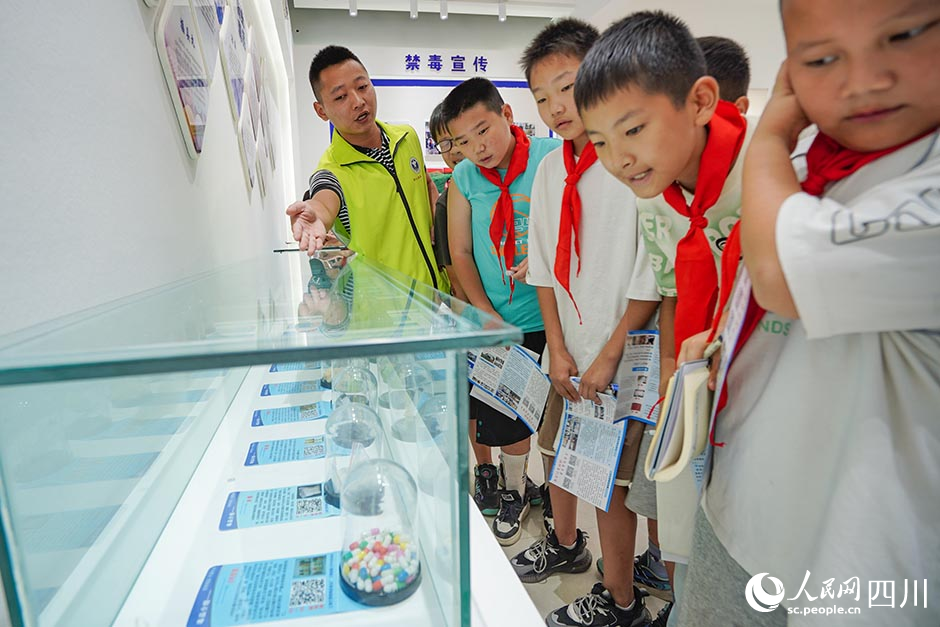 禁毒社工为学生讲解毒品相关知识。翁光建摄