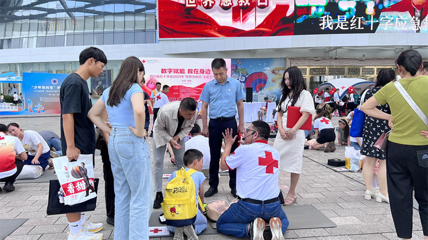 现场教学心肺复苏要领。四川省红十字会供图