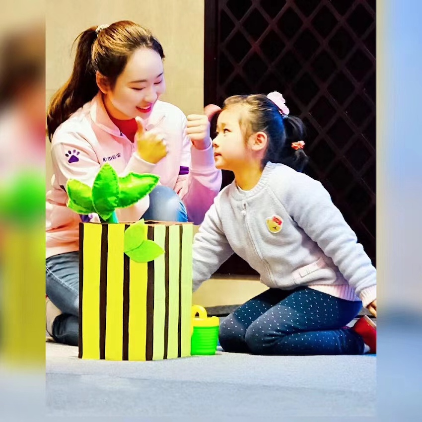刘思园正在引导孩子进行装饰物品制作。受访者供图