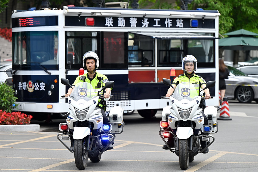 研城骑警到“平安屋”参与值守工作，随时了解群众的需求。井研公安供图