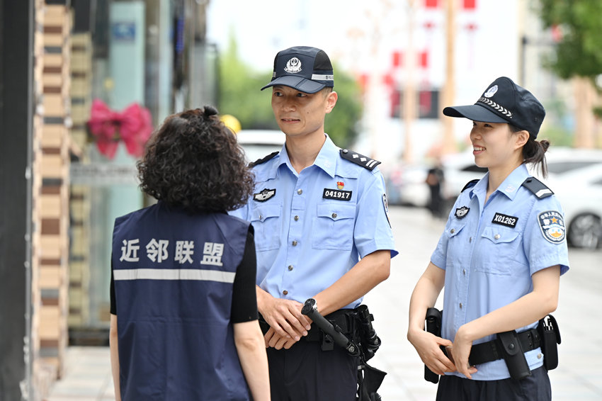 民警李雨周来到“平安屋”向商户了解最近的治安动态情况。井研公安供图