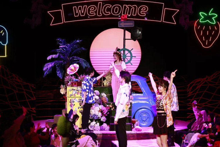 第一届“天府正有戏”湖畔戏剧街演活动现场。天府新区融媒体中心供图