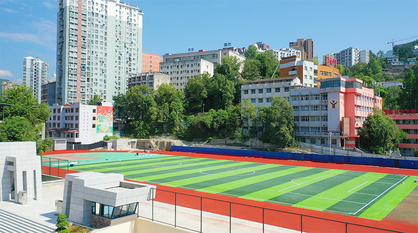 学校大门与操场一览。万源市融媒体中心供图